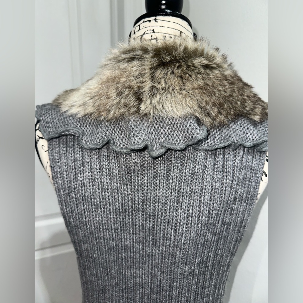 Sioni Gray Knit Cardigan with Faux Fur Collar - Picture 4 of 15